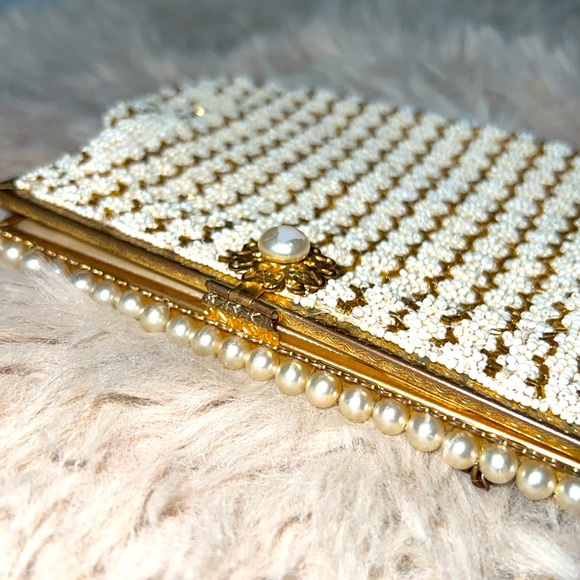 Vintage French micro beaded purse, silk lining, brass chain and closure - Picture 9 of 12